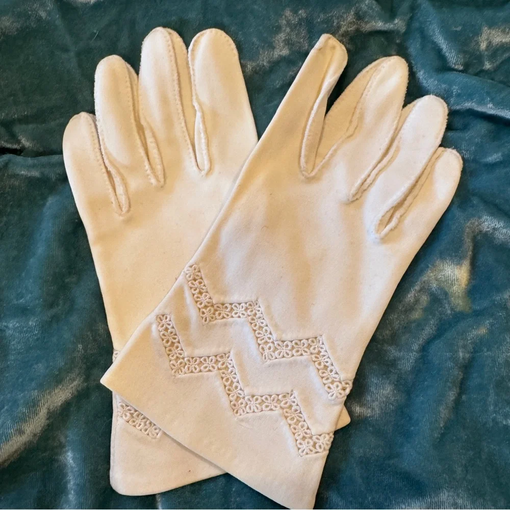 Vintage Classic Women's Cream Gloves with Zigzag Embroidery
